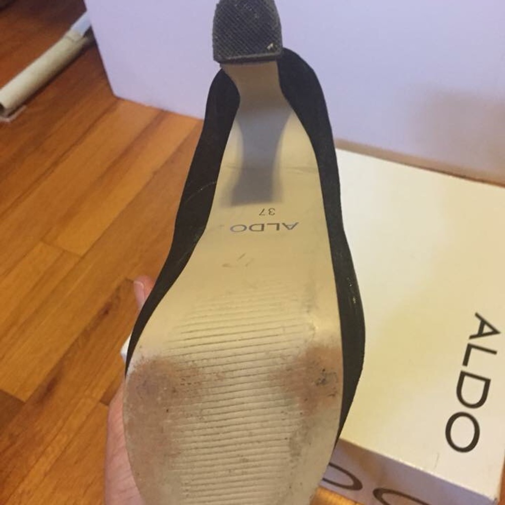 Shimmery also heels. - Picture 3 of 4